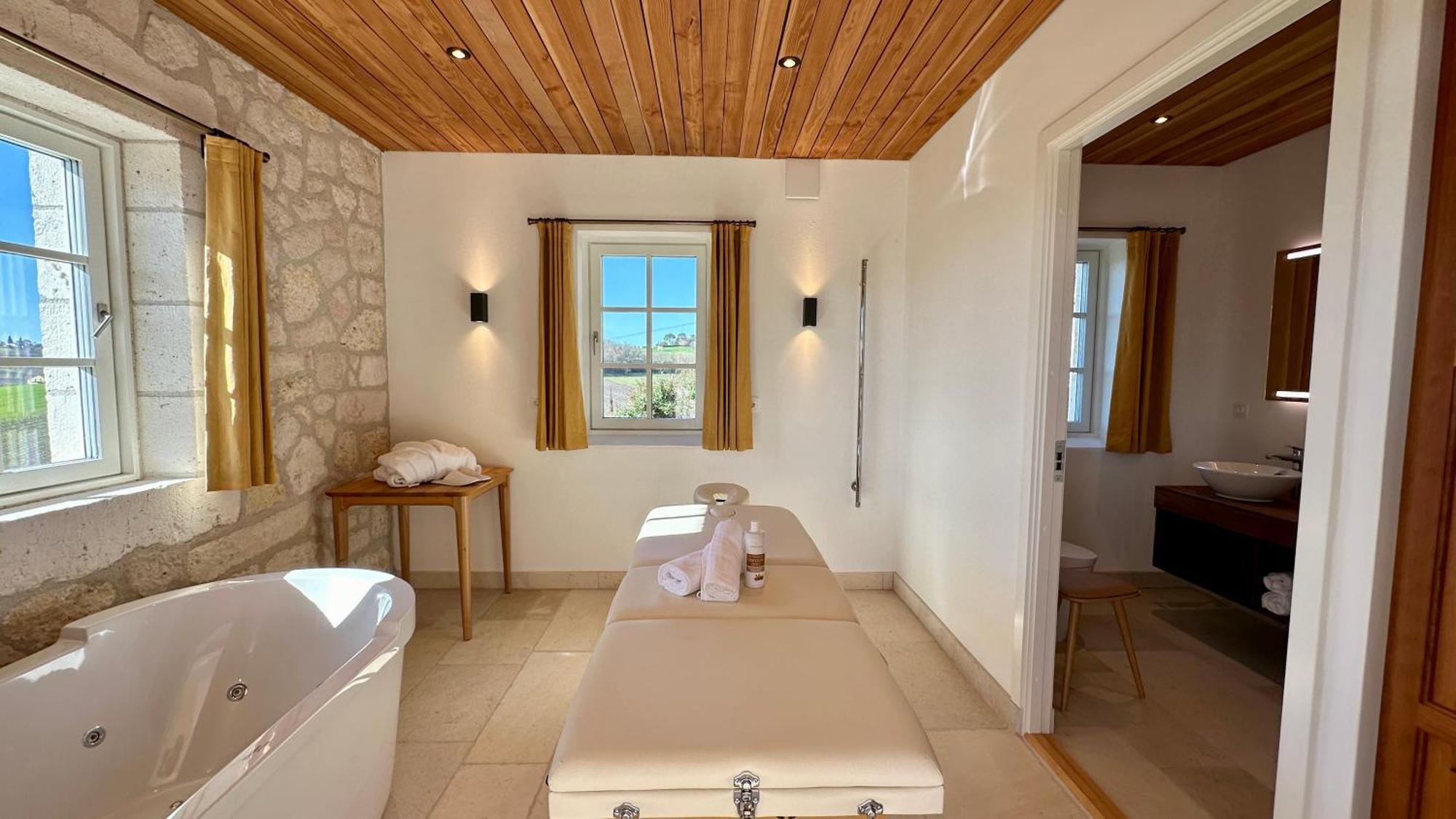Chateau Lecusse - La Grande Roche - Hotel, Spa, Boutique & Restaurant Broze Exterior foto